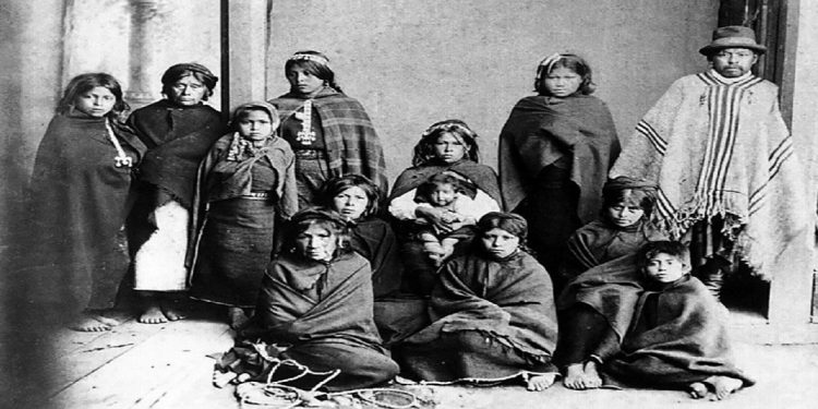 A organização Mapuche baseava-se no lof, unidade familiar que garantia autonomia e subsistência. Foto: Reprodução A organização Mapuche baseava-se no lof, unidade familiar que garantia autonomia e subsistência. Foto: Reprodução