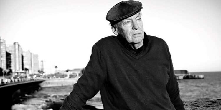Eduardo Galeano no malecon de Cuba / Wikimedia