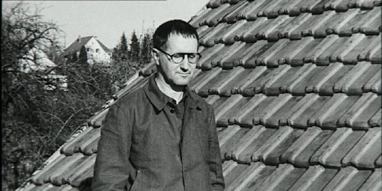 Além de dramaturgo, Brecht foi teórico do teatro e defensor de uma arte crítica, racional e politizada. Foto: Reprodução/Bertolt Brecht Além de dramaturgo, Brecht foi teórico do teatro e defensor de uma arte crítica, racional e politizada. Foto: Reprodução/Bertolt Brecht
