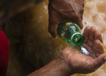 O mercúrio usado na extração do ouro contamina o ciclo da água e ameaça a existência de povos milenares. Foto: Daniel Marenco (fonte: ISA