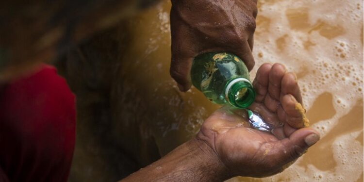 O mercúrio usado na extração do ouro contamina o ciclo da água e ameaça a existência de povos milenares. Foto: Daniel Marenco (fonte: ISA