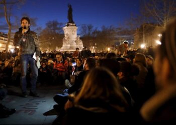 O Nuit Debout utiliza assembleias abertas para discutir temas que vão de refugiados a reformas laborais. Foto: Nuit Debout.


Link para matéria: https://www.nexojornal.com.br/expresso/2016/05/03/o-que-e-o-nuit-debout-movimento-de-rua-que-pretende-revolucionar-a-politica-na-franca
© 2026 | Todos os direitos deste material são reservados ao NEXO JORNAL LTDA., conforme a Lei nº 9.610/98. A sua publicação, redistribuição, transmissão e reescrita sem autorização prévia é proibida. Foto: Reprodução.