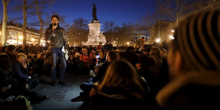 O Nuit Debout utiliza assembleias abertas para discutir temas que vão de refugiados a reformas laborais. Foto: Nuit Debout.
Link para matéria: https://www.nexojornal.com.br/expresso/2016/05/03/o-que-e-o-nuit-debout-movimento-de-rua-que-pretende-revolucionar-a-politica-na-franca
© 2026 | Todos os direitos deste material são reservados ao NEXO JORNAL LTDA., conforme a Lei nº 9.610/98. A sua publicação, redistribuição, transmissão e reescrita sem autorização prévia é proibida. Foto: Reprodução. O Nuit Debout utiliza assembleias abertas para discutir temas que vão de refugiados a reformas laborais. Foto: Nuit Debout.
Link para matéria: https://www.nexojornal.com.br/expresso/2016/05/03/o-que-e-o-nuit-debout-movimento-de-rua-que-pretende-revolucionar-a-politica-na-franca
© 2026 | Todos os direitos deste material são reservados ao NEXO JORNAL LTDA., conforme a Lei nº 9.610/98. A sua publicação, redistribuição, transmissão e reescrita sem autorização prévia é proibida. Foto: Reprodução.