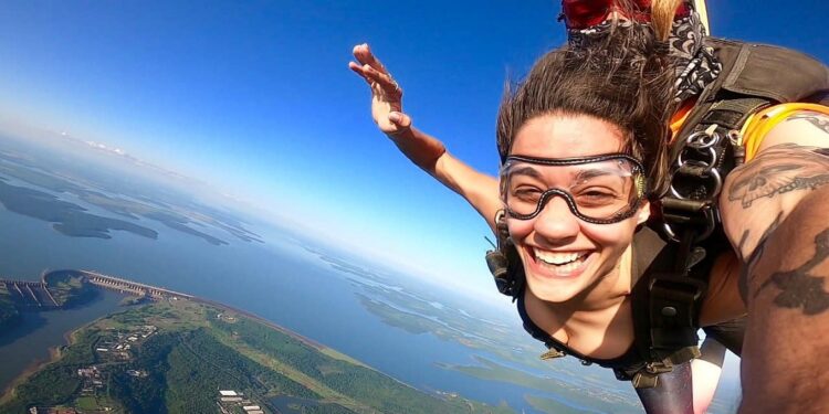 Atividade integra o turismo de aventura em Foz do Iguaçu. Foto: Skydive Foz