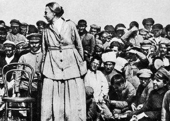 Foto: Reprodução/Nadezhda Krupskaya em atividade de construção da pedagogia socialista durante os primeiros anos da revolução russa.
