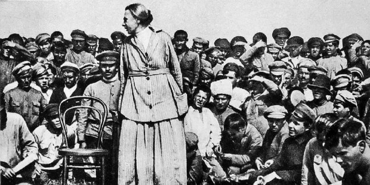 Foto: Reprodução/Nadezhda Krupskaya em atividade de construção da pedagogia socialista durante os primeiros anos da revolução russa. Foto: Reprodução/Nadezhda Krupskaya em atividade de construção da pedagogia socialista durante os primeiros anos da revolução russa.