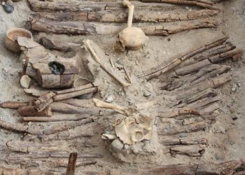 Um dos braseiros, à esquerda, encontrados em uma dezena de tumbas do cemitério de Jirzankal, na cordilheira do Pamir, na China.
Xinhua Wu