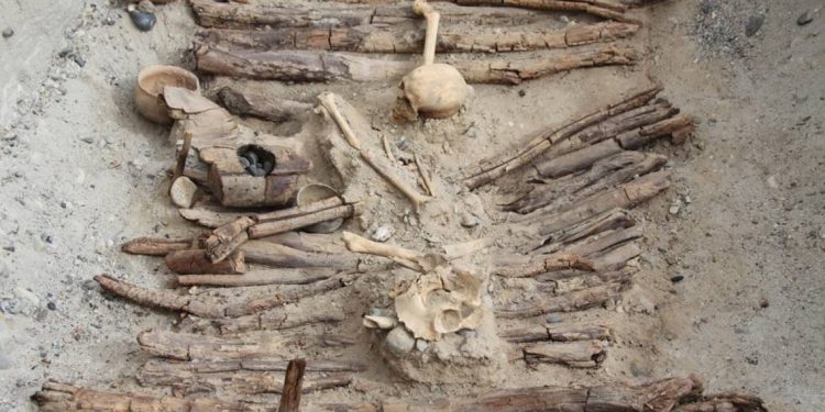 Um dos braseiros, à esquerda, encontrados em uma dezena de tumbas do cemitério de Jirzankal, na cordilheira do Pamir, na China.
Xinhua Wu Um dos braseiros, à esquerda, encontrados em uma dezena de tumbas do cemitério de Jirzankal, na cordilheira do Pamir, na China.
Xinhua Wu