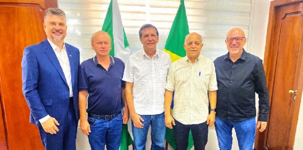 Representantes da sociedade civil levaram demandas sobre projetos prioritários ao prefeito Chico Brasileiro (ao centro) – foto: Divulgação