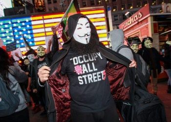 Definindo-se como grupo apolítico com tendências anarquistas, EterSec explica que Anonymous age em defesa da democracia e liberdade do povo. (Imagem: a katz/Shutterstock)
