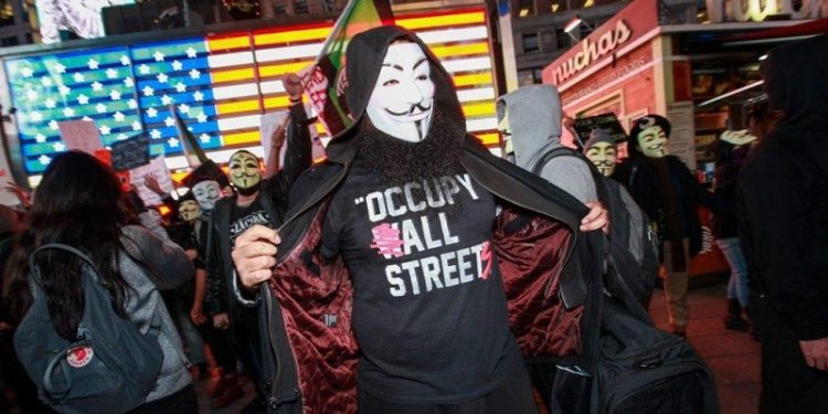 Definindo-se como grupo apolítico com tendências anarquistas, EterSec explica que Anonymous age em defesa da democracia e liberdade do povo. (Imagem: a katz/Shutterstock) Definindo-se como grupo apolítico com tendências anarquistas, EterSec explica que Anonymous age em defesa da democracia e liberdade do povo. (Imagem: a katz/Shutterstock)