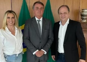 Cida Borghetti com Jair Bolsonaro e o marido, Ricardo Barros, no Planalto (Reprodução)