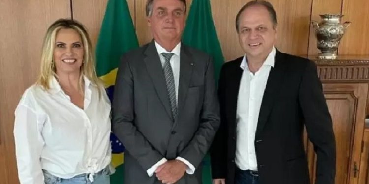 Cida Borghetti com Jair Bolsonaro e o marido, Ricardo Barros, no Planalto (Reprodução) Cida Borghetti com Jair Bolsonaro e o marido, Ricardo Barros, no Planalto (Reprodução)
