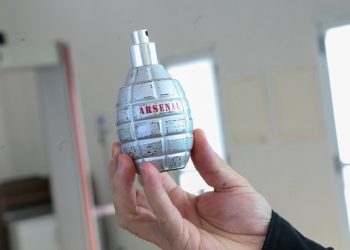 Frasco de perfume em formato de granada. Simulacros estão entre os materiais mais apreendidos no aeroporto. - Divulgação: CCR Aeroportos