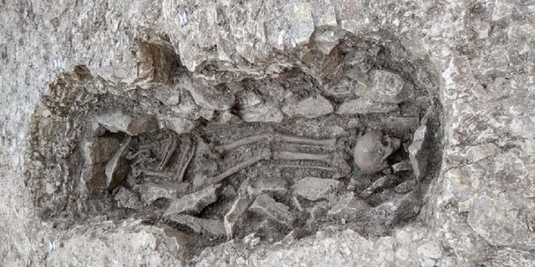 Esqueletos de 3 mil anos são encontrados em obras de abastecimento de água na Inglaterra / Foto: Thames Water Esqueletos de 3 mil anos são encontrados em obras de abastecimento de água na Inglaterra / Foto: Thames Water
