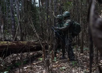 Militares do exército realizam patrulhamento terrestre da TI Yanomami. foto: Bruno Mancinelle
