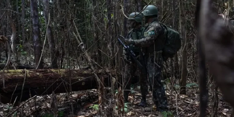 Militares do exército realizam patrulhamento terrestre da TI Yanomami. foto: Bruno Mancinelle Militares do exército realizam patrulhamento terrestre da TI Yanomami. foto: Bruno Mancinelle
