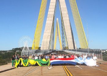 Ato simbólico, com a passagem da ponte a pé, contou com lideranças dos conselhos de desenvolvimento e agentes públicos - foto: Divulgação