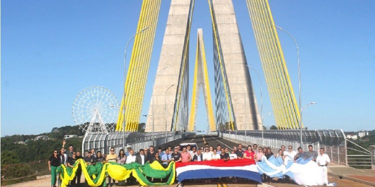 Ato simbólico, com a passagem da ponte a pé, contou com lideranças dos conselhos de desenvolvimento e agentes públicos - foto: Divulgação