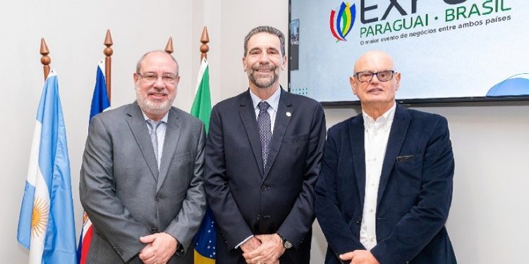 Justo Zacarías Irún, Enio Verri e Danilo Vendruscolo (presidente da ACIFI). Foto: Sara Cheida/Itaipu Binacional Justo Zacarías Irún, Enio Verri e Danilo Vendruscolo (presidente da ACIFI). Foto: Sara Cheida/Itaipu Binacional