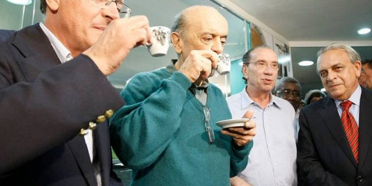 Os tucanos Geraldo Alckmin e José Serra (em primeiro plano), durante a campanha eleitoral do PSDB para presidente da República, em 2010.| Foto: José Patrício/Arquivo Estadão Conteúdo Leia mais em: https://www.gazetadopovo.com.br/republica/propina-contrato Os tucanos Geraldo Alckmin e José Serra (em primeiro plano), durante a campanha eleitoral do PSDB para presidente da República, em 2010.| Foto: José Patrício/Arquivo Estadão Conteúdo Leia mais em: https://www.gazetadopovo.com.br/republica/propina-contrato