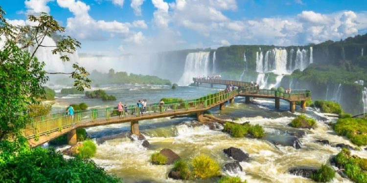 As Cataratas do Iguaçu são um dos cartões-postais mais conhecidos do país