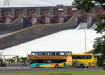 Legenda: Vertedouro aberto e oncinhas do Refúgio são algumas das atrações do Complexo Turístico Itaipu