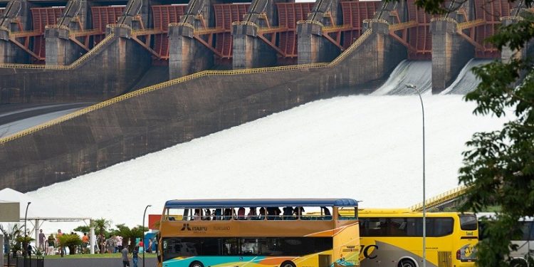 Legenda: Vertedouro aberto e oncinhas do Refúgio são algumas das atrações do Complexo Turístico Itaipu Legenda: Vertedouro aberto e oncinhas do Refúgio são algumas das atrações do Complexo Turístico Itaipu