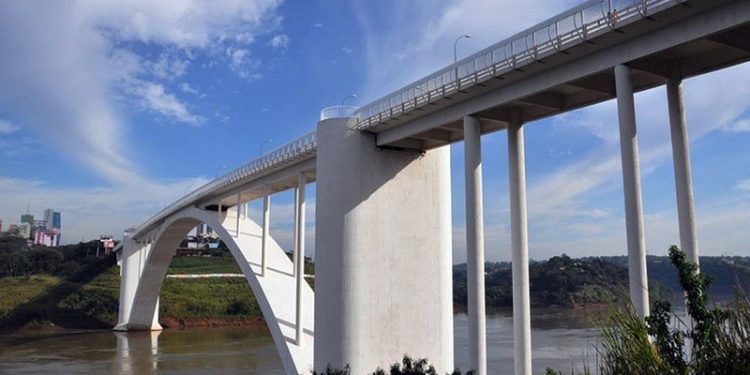 Ponte Internacional da Amizade (BR-277),Aduana de Foz do Iguaçu, Fronteira Brasil e Paraguai - Foto: Repordução Ponte Internacional da Amizade (BR-277),Aduana de Foz do Iguaçu, Fronteira Brasil e Paraguai - Foto: Repordução