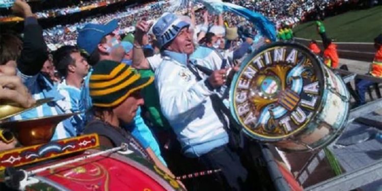 Carlos Pascual Tula, o dono do bumbo mais famoso do futebol argentino. Carlos Pascual Tula, o dono do bumbo mais famoso do futebol argentino.