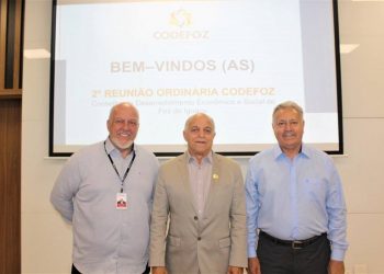 Representante da Itaipu, Newton Ricardo de Almeida foi eleito vice-presidente do Codefoz, compondo a direção com Fernando Castro Alves e Carlos Silva, presidente e secretário – foto Assessoria