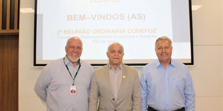 Representante da Itaipu, Newton Ricardo de Almeida foi eleito vice-presidente do Codefoz, compondo a direção com Fernando Castro Alves e Carlos Silva, presidente e secretário – foto Assessoria Representante da Itaipu, Newton Ricardo de Almeida foi eleito vice-presidente do Codefoz, compondo a direção com Fernando Castro Alves e Carlos Silva, presidente e secretário – foto Assessoria