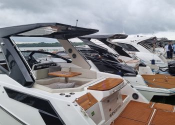 Evento náutico que reuniu centenas de pessoas e mais de 30 embarcações como lanchas e jet-ski, que navegaram pelas águas do Lago de Itaipu