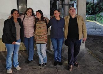 Myrian, Carmen e Tamara Villalba ao serem libertadas, junto com seus representantes do Sindicato dos Advogados. © cortesia da família Villalba