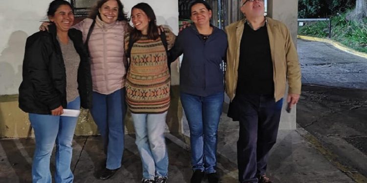 Myrian, Carmen e Tamara Villalba ao serem libertadas, junto com seus representantes do Sindicato dos Advogados. © cortesia da família Villalba