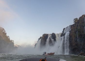 O barco dá aquela passadinha por baixo das quedas e o banho de energia é inevitável 