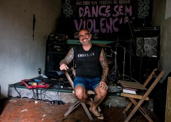 Josimas Ramos no pico de ensaios da casa onde mora, em Itanhaém, SP. - Foto: Felipe Larozza/Vice