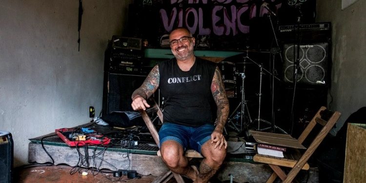 Josimas Ramos no pico de ensaios da casa onde mora, em Itanhaém, SP. - Foto: Felipe Larozza/Vice