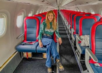 Presidente do Palmeiras, Leila Pereira, dentro do avião que foi comprados para levar a equipe para jogos fora de casa — Foto: Reprodução/Instagram