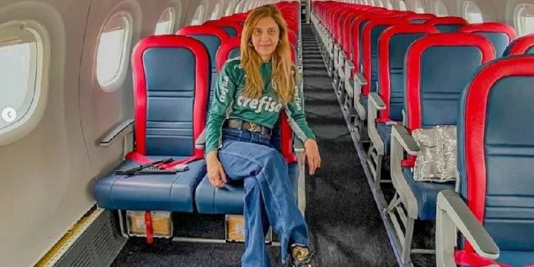 Presidente do Palmeiras, Leila Pereira, dentro do avião que foi comprados para levar a equipe para jogos fora de casa — Foto: Reprodução/Instagram