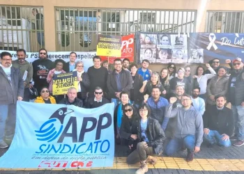 Educadores deflagram a greve com ato público no NRE/Foz – foto: Arquivo/Assessoria