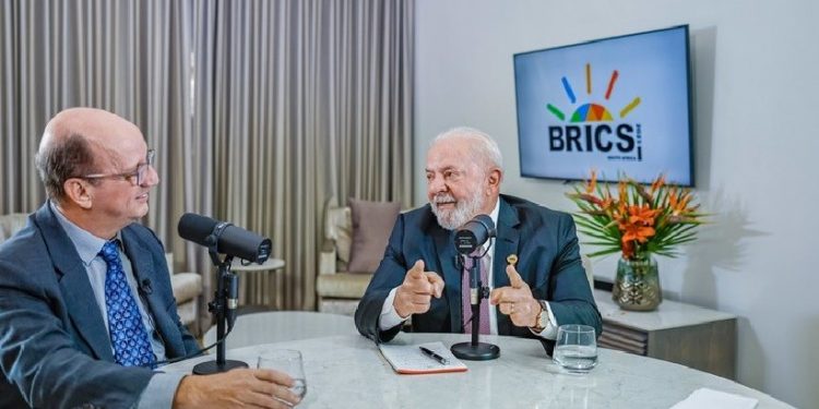 Lula durante o programa de entrevistas semanal com o jornalista Marcos Uchôa: relação de reconhecimento histórico e solidariedade com o continente africano. Foto: Ricardo Stuckert / PR Lula durante o programa de entrevistas semanal com o jornalista Marcos Uchôa: relação de reconhecimento histórico e solidariedade com o continente africano. Foto: Ricardo Stuckert / PR