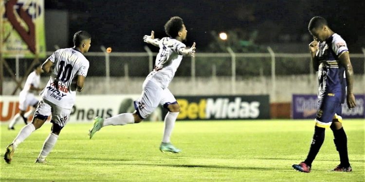 Zagueiro Murilo Batalha fará sua quinta temporada pelo Azulão da Fronteira.Crédito: Abel da Banca Zagueiro Murilo Batalha fará sua quinta temporada pelo Azulão da Fronteira.Crédito: Abel da Banca