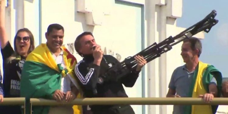 No Acre, em 2018, Bolsonaro fala em 'fuzilar a petralhada' e enviá-los à Venezuela - Foto: Reprodução No Acre, em 2018, Bolsonaro fala em 'fuzilar a petralhada' e enviá-los à Venezuela - Foto: Reprodução