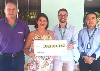 A cooperada Marina Moraes Silva recebeu diretor e gerentes do Sicoob em sua casa - foto: Divulgação