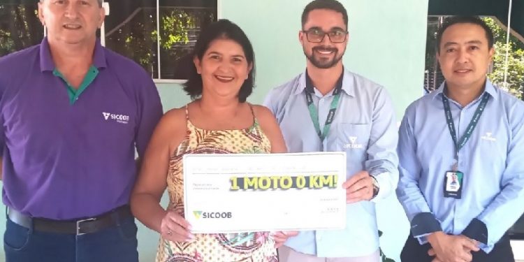 A cooperada Marina Moraes Silva recebeu diretor e gerentes do Sicoob em sua casa - foto: Divulgação A cooperada Marina Moraes Silva recebeu diretor e gerentes do Sicoob em sua casa - foto: Divulgação
