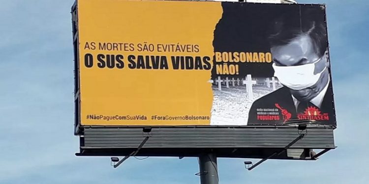 Outdoor em defesa do SUS e pelo fim do governo Bolsonaro em Florianópolis (Foto: Rede Nacional de Médicas e Médicos Populares - Foto: Divulgação) Outdoor em defesa do SUS e pelo fim do governo Bolsonaro em Florianópolis (Foto: Rede Nacional de Médicas e Médicos Populares - Foto: Divulgação)
