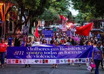 Centenas de pessoas marcharam para denunciar todo tipo de violência contra as mulheres e buscar igualdade de direitos - Foto Marcos Labanca