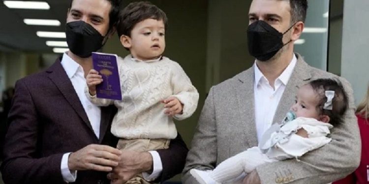 Javier e Jaime são os primeiros homens a se casar na história de Chile - Foto: Reprodução
