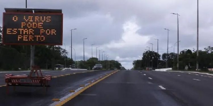 No Eixão Sul, em Brasília, painéis luminosos exibem dicas aos motoristas para evitarem o coronavírus  Foto: Marcello Casal JrAgência Brasil